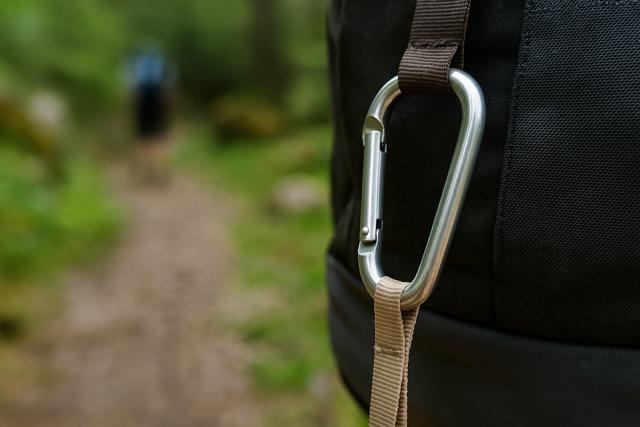 carabiner_hiking_usage